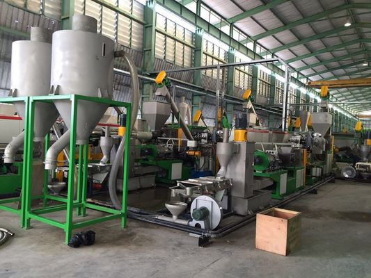 300kg/h línea de granulación plástica de las etapas rígidas de las escamas dos