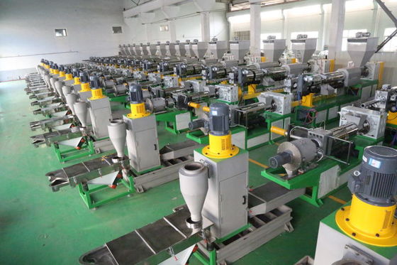 300kg/h línea de granulación plástica de las etapas rígidas de las escamas dos